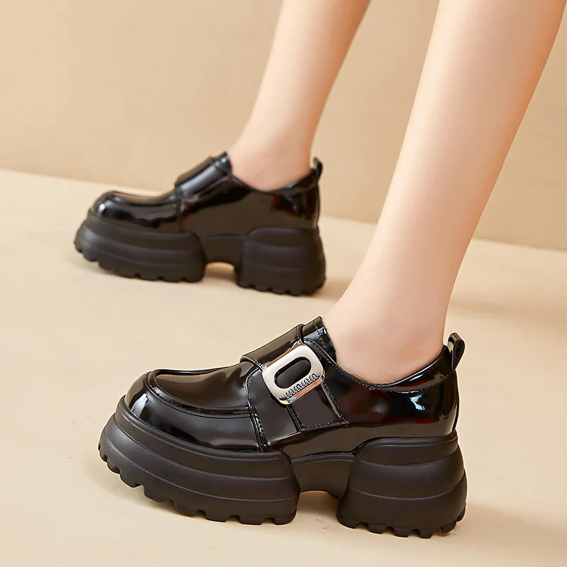 

Женские лоферы в британском стиле в стиле ретро, новинка 2025, легкая повседневная обувь без шнуровки из лакированной кожи на толстом высоком каблуке с круглым носком, на подкладке из искусственной кожи