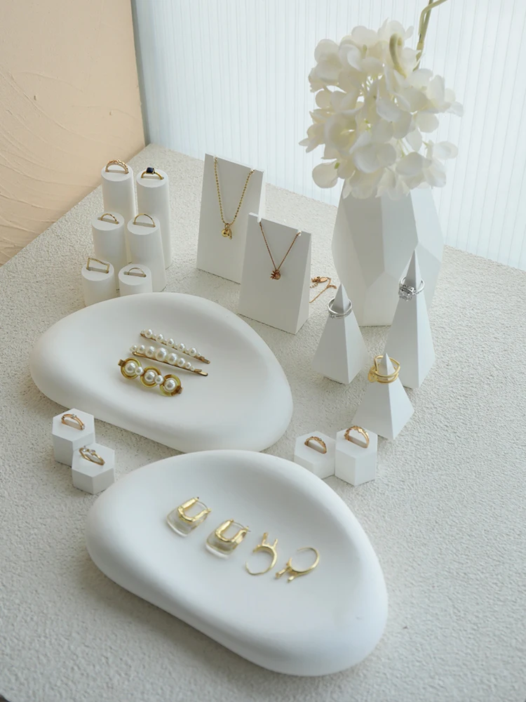 Jewelry display rack, white gypsum pea tray, conical ring holder, necklace, jewelry display, shooting props