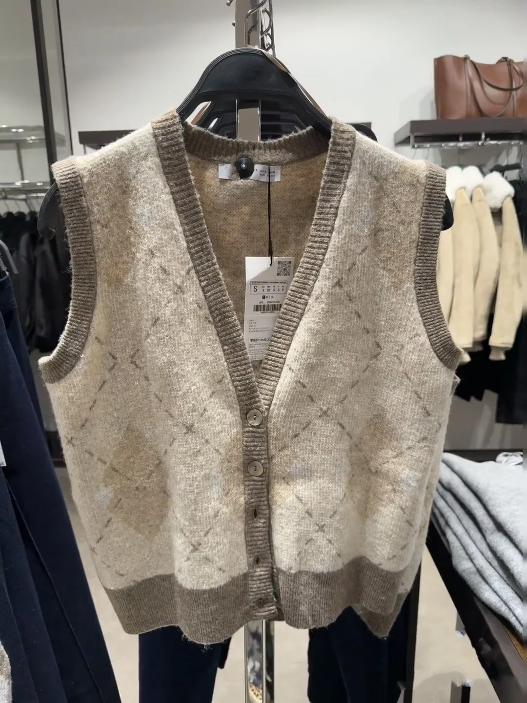 

Весна-осень 2024, новый женский высококачественный вязаный жилет с бусинами и ромбовидным узором, v-образным вырезом, майка из полиэфирного волокна