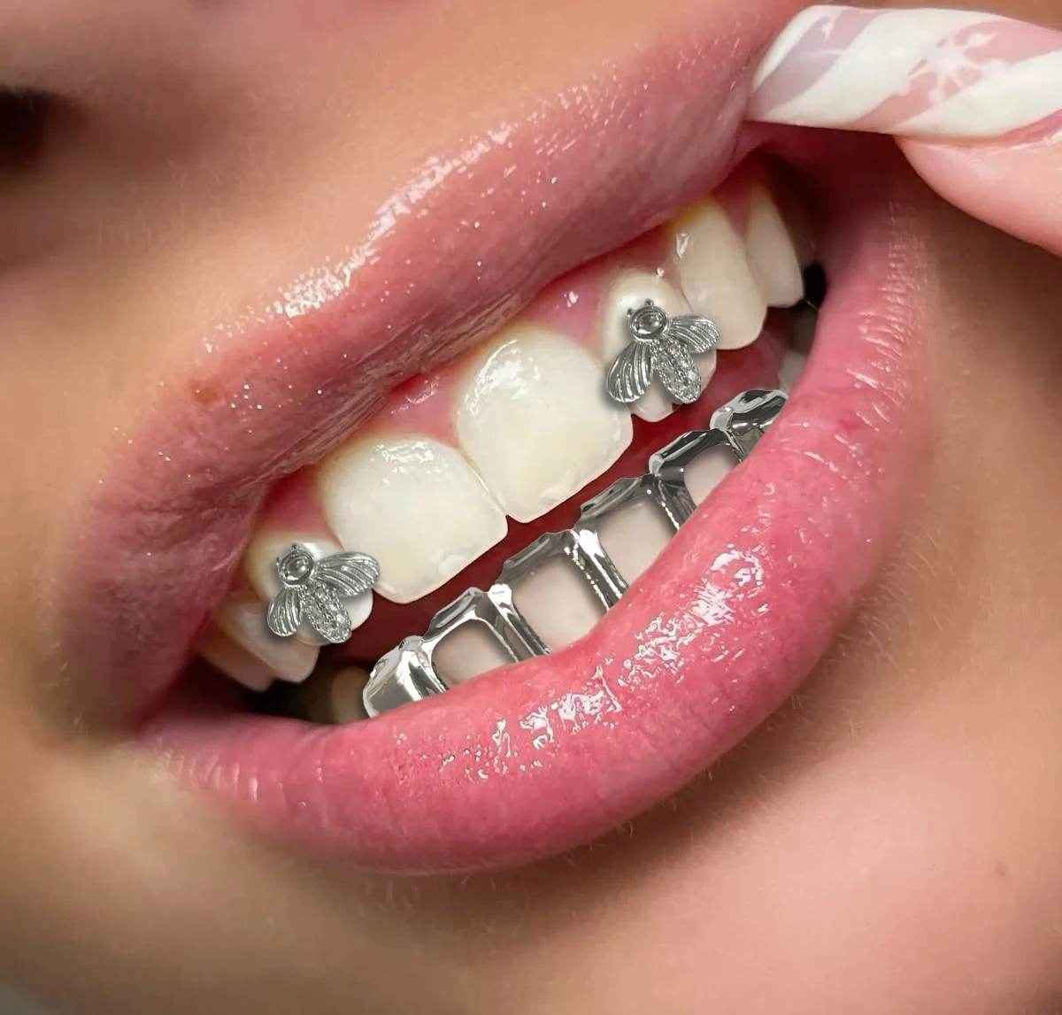 Hip-Hop Style Fashion - Little Bee / Hollowed-Out Lower Teeth. Rap Singer's Zircon Teeth, Street Dance Decoration.