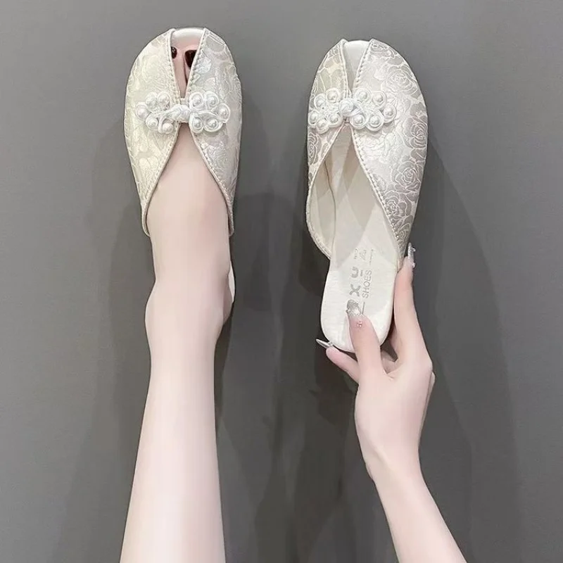 شباشب نصف مغلقة من الأمام على الطراز الصيني الجديد للنساء، البغال المسطحة الجديدة للصيف، صنادل لؤلؤ على الطراز الوطني، Hanfu