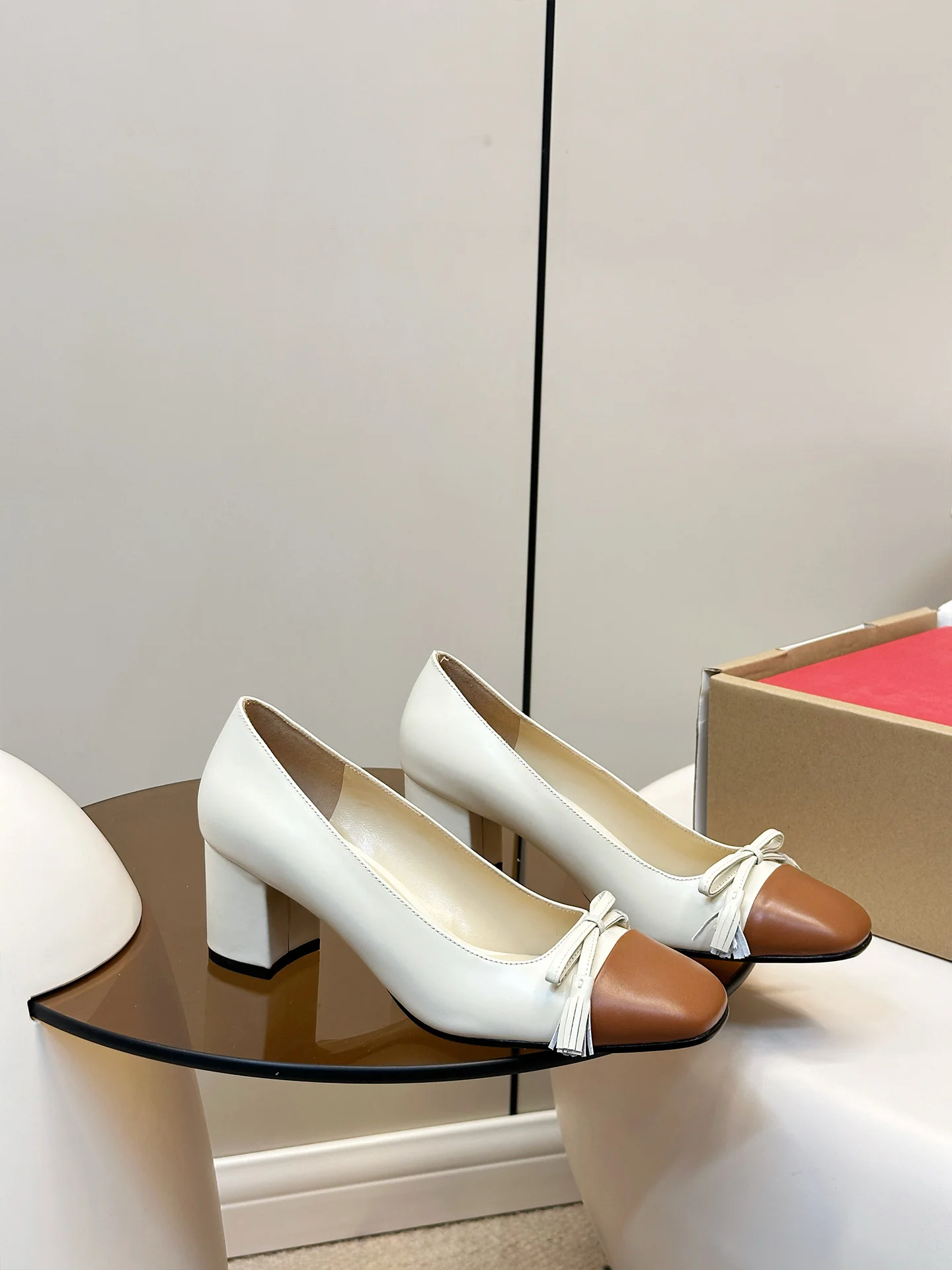 

26 новых элегантных женских туфель двухцветной расцветки с бантом и квадратным каблуком, подходящих для повседневной носки в офисе и на свиданиях.