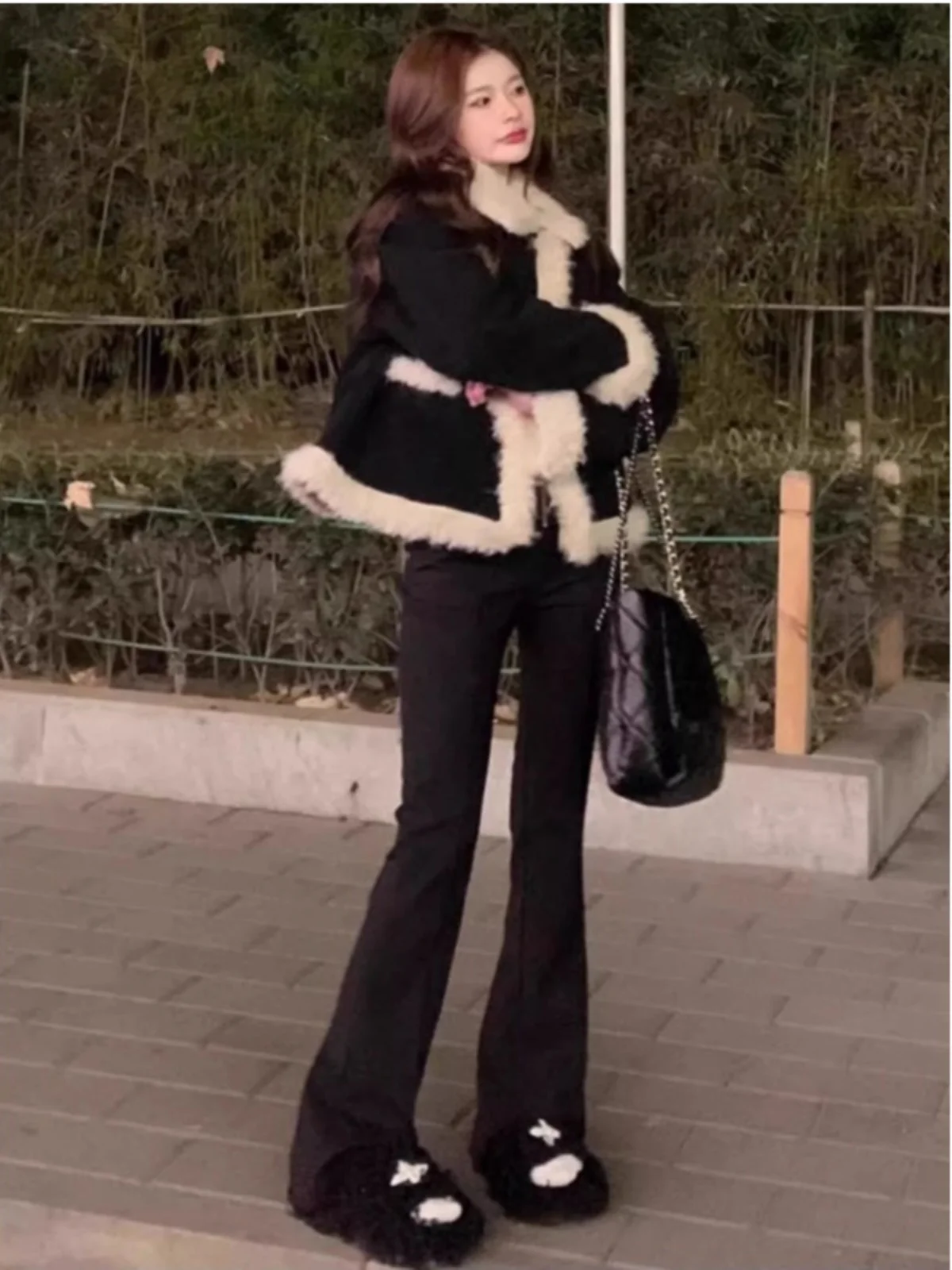 เสื้อโค้ทผู้หญิงทรงหลวมบุผ้าฝ้ายเนื้อนุ่ม แต่งขอบขนแกะ สำหรับฤดูใบไม้ร่วงและฤดูหนาว สไตล์ลำลอง ผ้าหนังแกะ