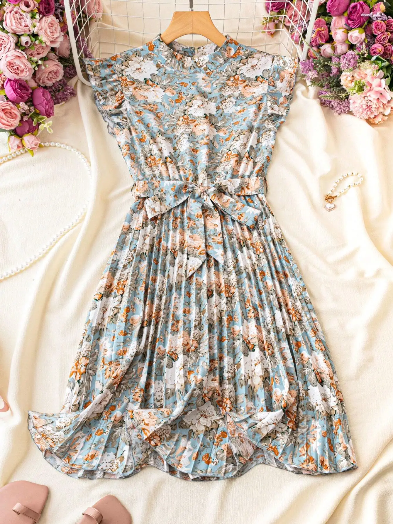 

Платье с цветочным принтом и воротником-стойкой, плиссированной талией и поясом-бантом, стиль весенне-летних каникул