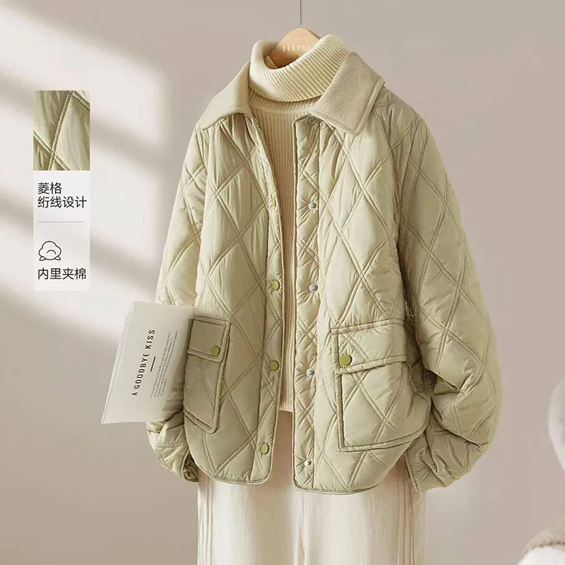 

Хлопковое легкое пальто 2026: Женская зимняя утепленная куртка из Цзиньцзяна, модная теплая модель с отложным воротником, ромбовидным узором и западным стилем