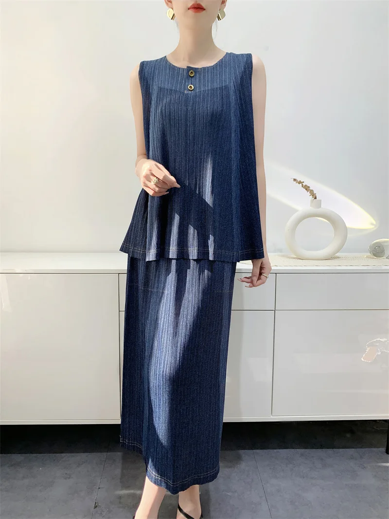 مياكي مطوية الدنيم نمط فستان ضيق 2025 صيف جديد بلا أكمام الدنيم اللون المطبوعة نصف تنورة مجموعة عادية مريحة