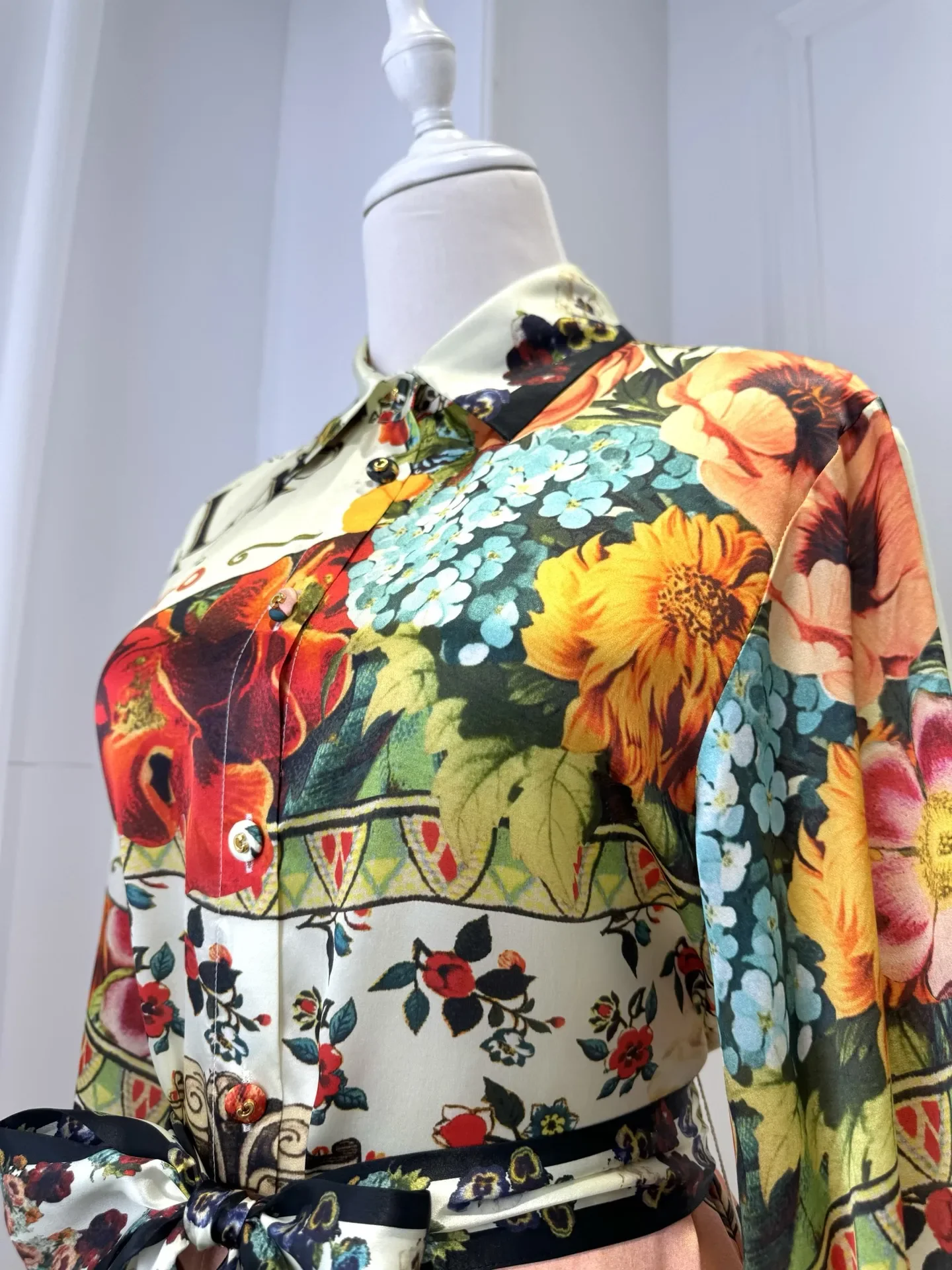 Dames Letter Bloemenprint Lange Shirtjurk Vetersluiting Taille Turn-down Kraag Lantaarn Mouw Los 100% Zijden Gewaad
