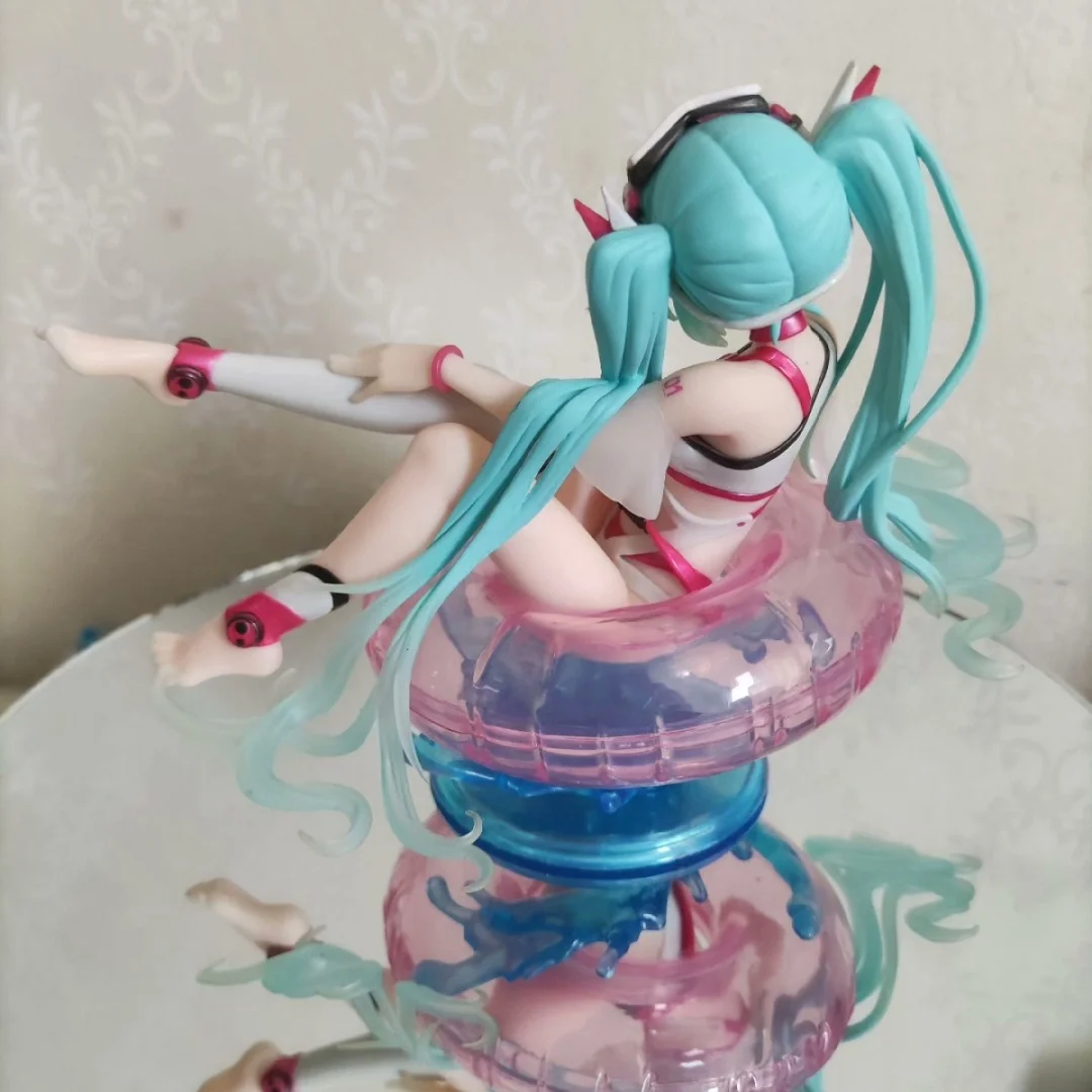 Original Hatsune Miku รูป Aqua Float Girl Pool Party 99400 Action Figurines สาว Kawaii คอลเลกชันรูปปั้นตุ๊กตาของเล่น