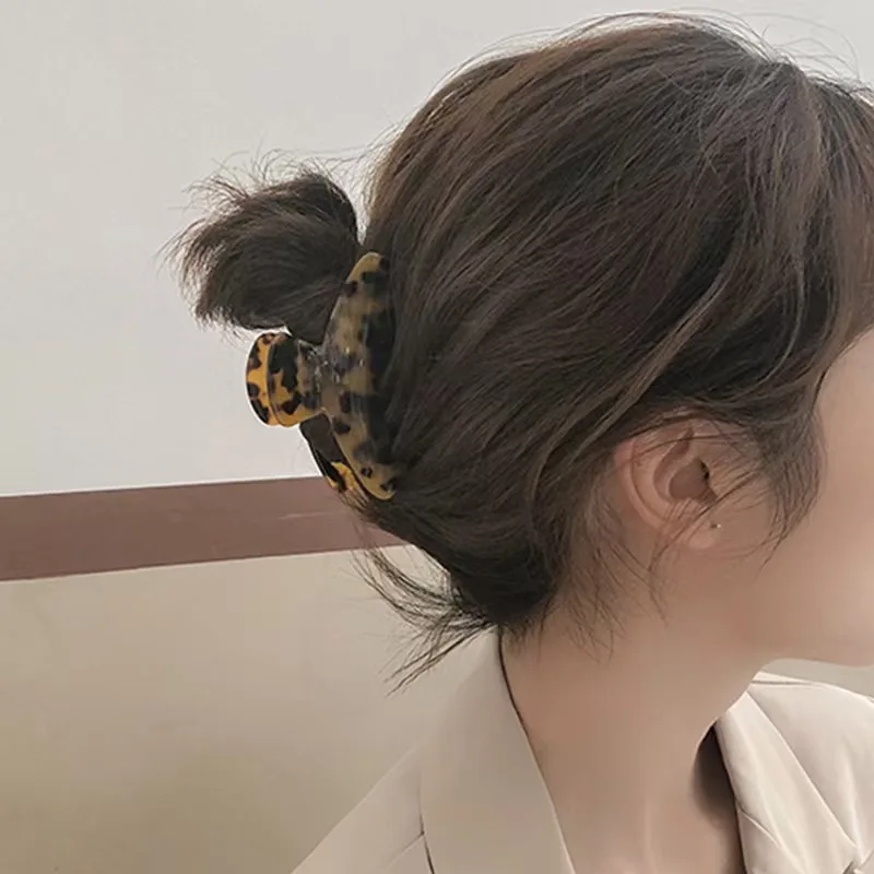 Korean acetate claw clip for women, leopard print hair claw hair accessory, simple medium size, back of the head hair clip, bun