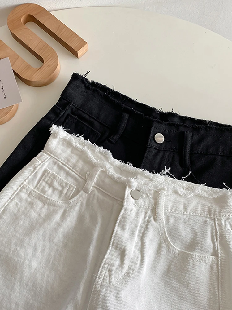 Pantalones cortos vaqueros de cintura alta para mujer, Shorts ajustados de Color sólido con bordes sin rematar, informales, versátiles, de pierna ancha negra