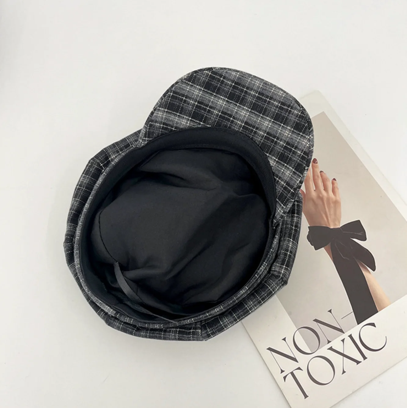 Autumn and Winter Retro Plaid Heart-Shaped Belt Buckle Decorated Octagonal Hat, Women's Japanese-Style Casual Versatile Newsboy Hat That Suits All Face Shapes