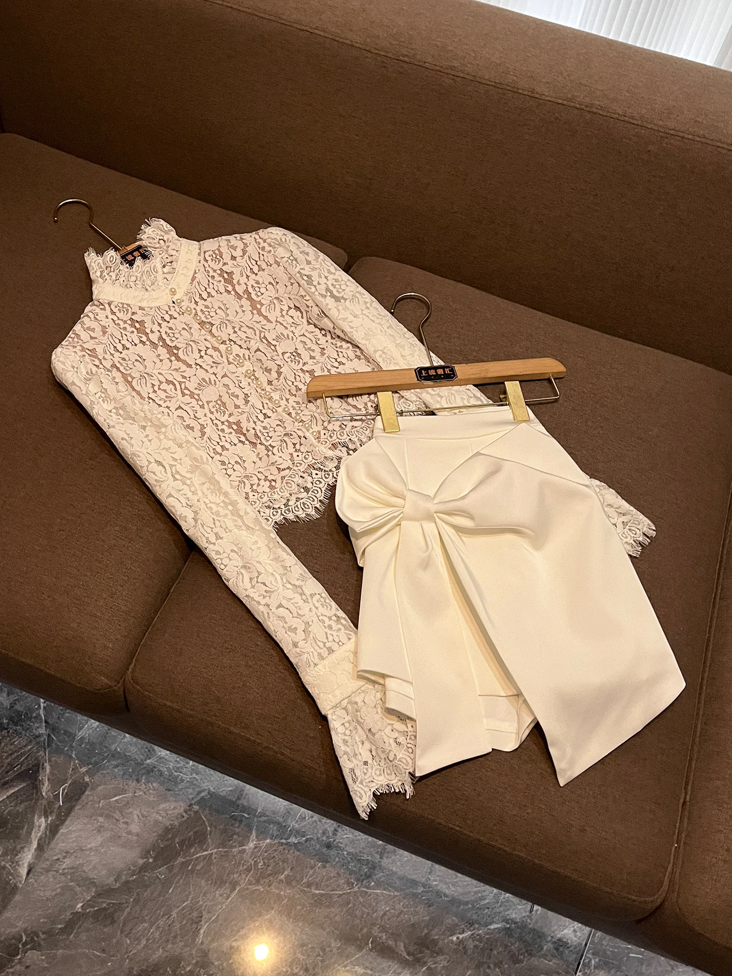 

Ele Lace Romantc Long Sve Stand Collar Women's Top with Knot Skirt Spring Faion Set Polyester Fiber ort ...