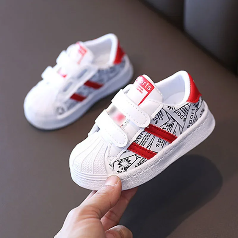 Primavera nuevos zapatos de Skate deportivos de tendencia superior de cuero con estampado de letras para niños y niñas zapatos casuales de tablero pequeños zapatos blancos