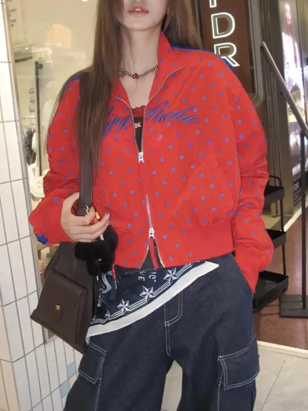 

Винтажное женское пальто в горошек: модный тренд, повседневный стиль, уличный дизайн, для отдыха