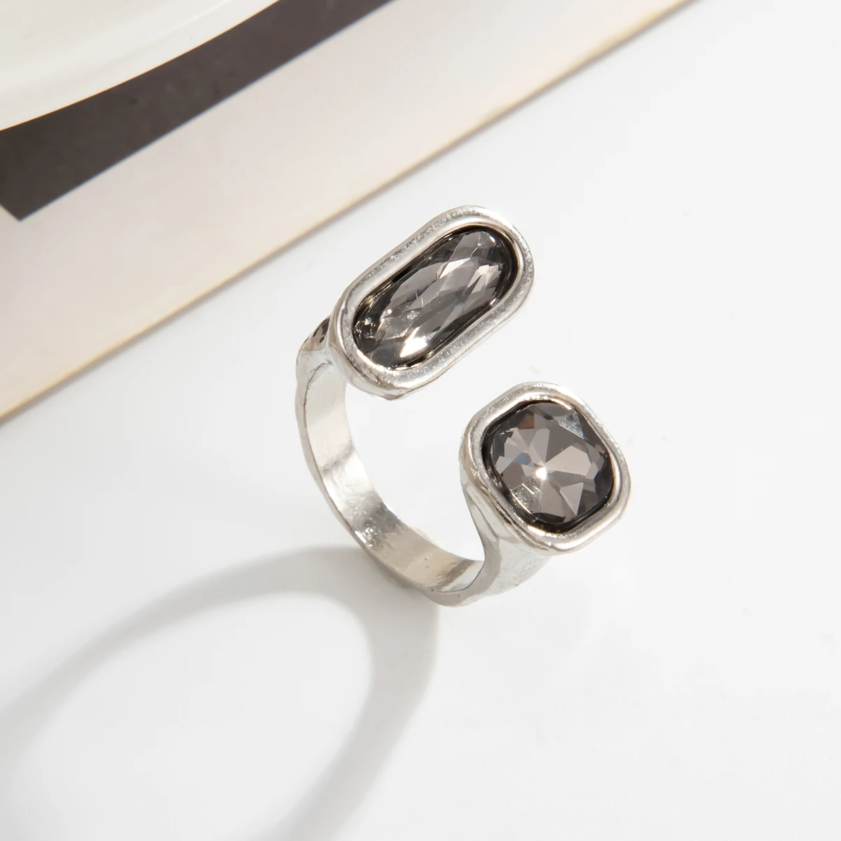 KunJoe Minimalistischer offener Ring aus Acryl mit Strasssteinen für Damen, koreanische Mode, Geometrie, verstellbarer Knöchelring, Party-Schmuck, Geschenk für Damen