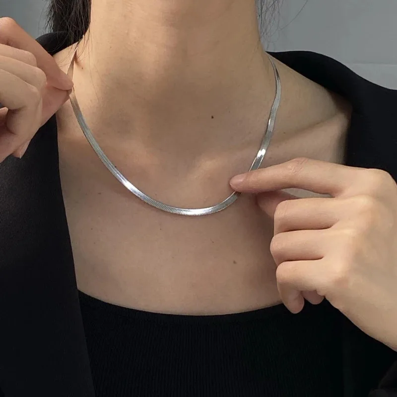 الراقية متعددة الاستخدامات المعدنية الفاخرة 18K مطلية بالذهب متعرجة قلادة ثعبان بسيط شخصية كلاسيكية قلادة