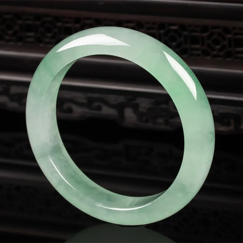 Ice glutinous jadeite bracelet is simple and generous