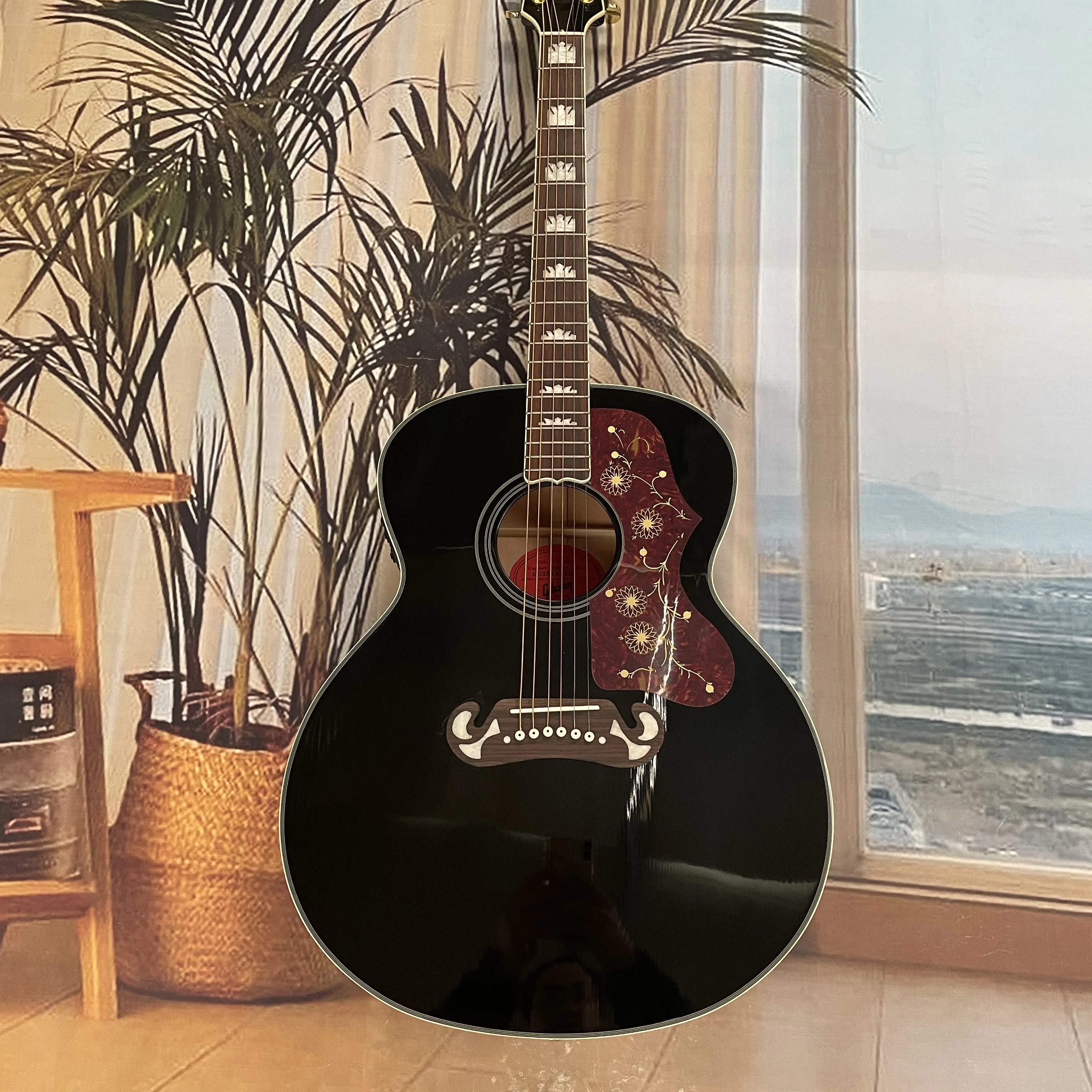 

6-струнная черная фолк-гитара с ярким, чистым и прозрачным звучанием, гладкой поверхностью и грифом из палисандра.