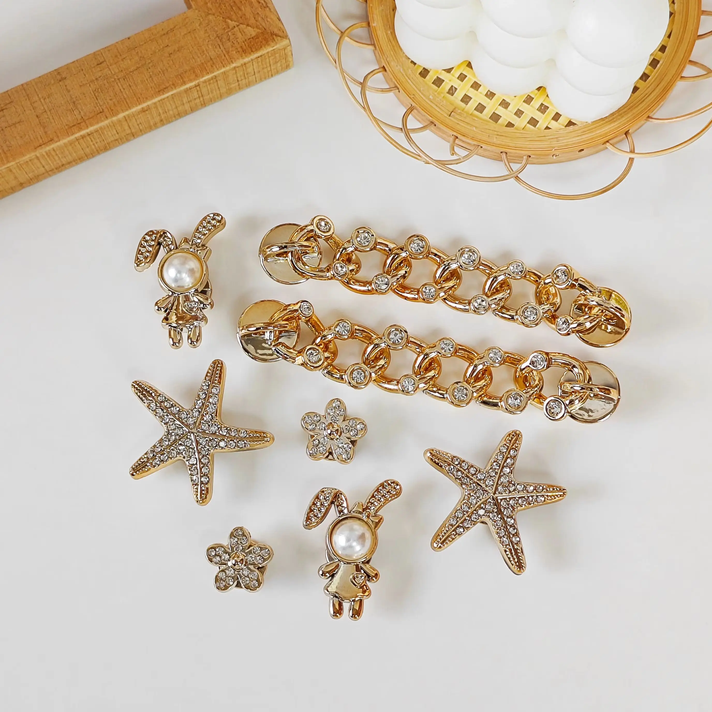 8Pcs DIY Shoe Decoration Charms Pearl Rabbit, Star, Flower, Rhinestone Chain Decorative Buckle Non-Metal Lightweight Material Y2K Fashion Versatile Cute Personality Style for Men and Women Suitable for Eva Beach Shoes, Sandals, Removable Shoe Decoration, Holiday Gift