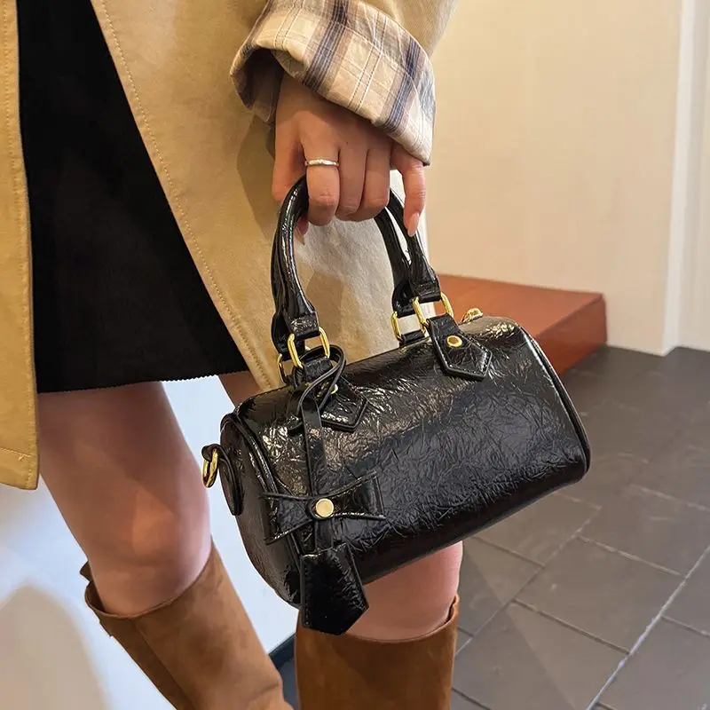 

High Value Three-dimensional Solid Color Oil Wax Leather Pillow Bag Women's Niche Design Sense Fashionable Versatile Messenger