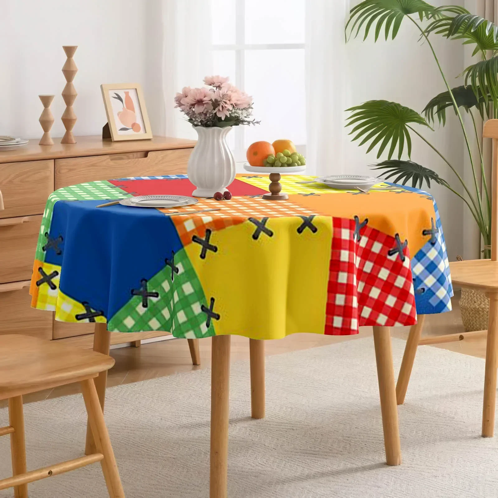 1PC is composed of colorful checkered fabric pieces sewn together. It is a printed tablecloth and a festive item.xzj