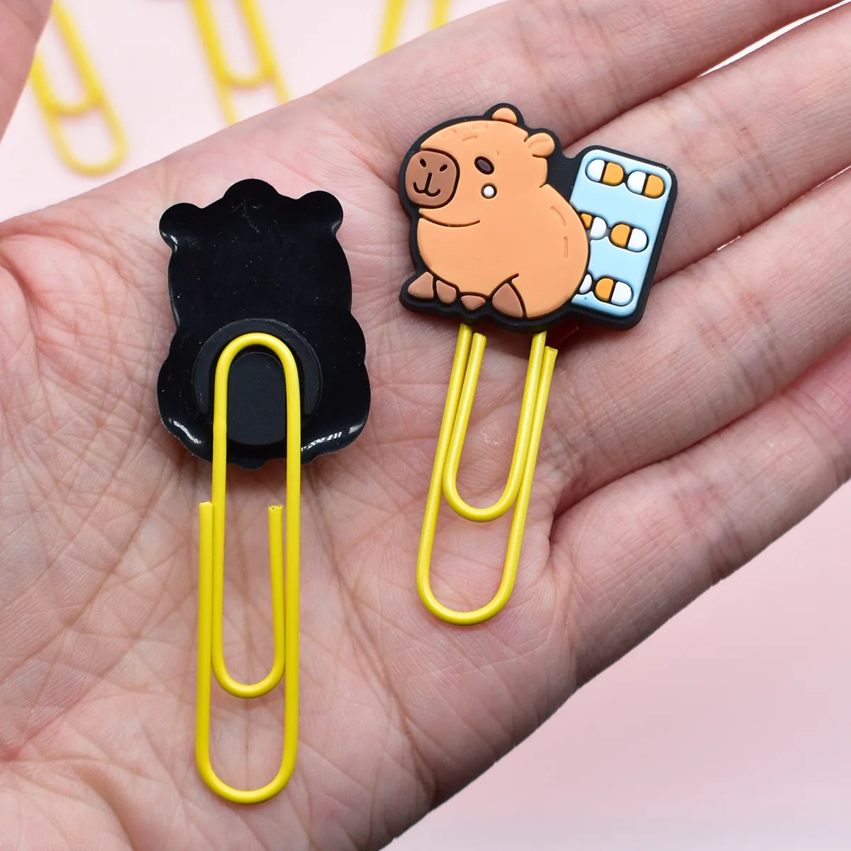 12 pezzi casuali Capibala Cartoon graffette fai da te raccoglitore clip segnalibro decorazione forniture per ufficio scolastico Kawaii