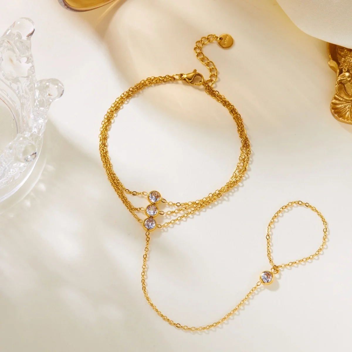 Edelstahlarmbänder mit roten Zirkonia-Steinen, dreischichtig, für Damen und Herren, runde Armreifen mit Strasssteinen, die Finger und Handgelenk verbinden, Party-Schmuck. – Detail 15