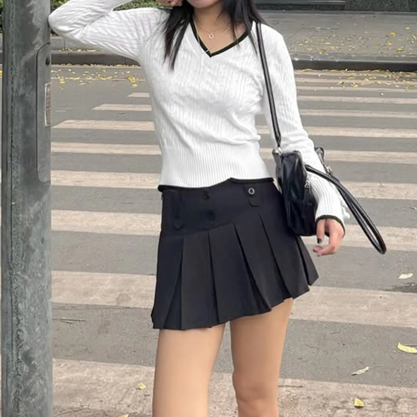 Sweter z dzianiny w kontrastowych kolorach, wzór w warkocze, dekolt w serek, jesień, moda damska, sweter premium, produkcja chińska.