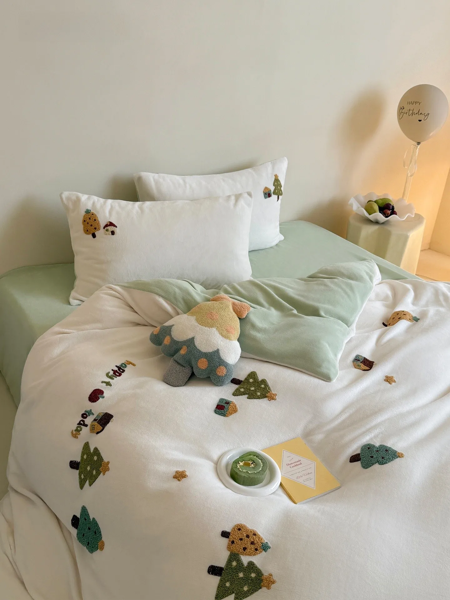 

Ультрамягкий комплект постельного белья из кораллового флиса и молочного бархата с вышивкой, антистатический, с высокой плотностью ткани, теплый, с пододеяльником и простыней