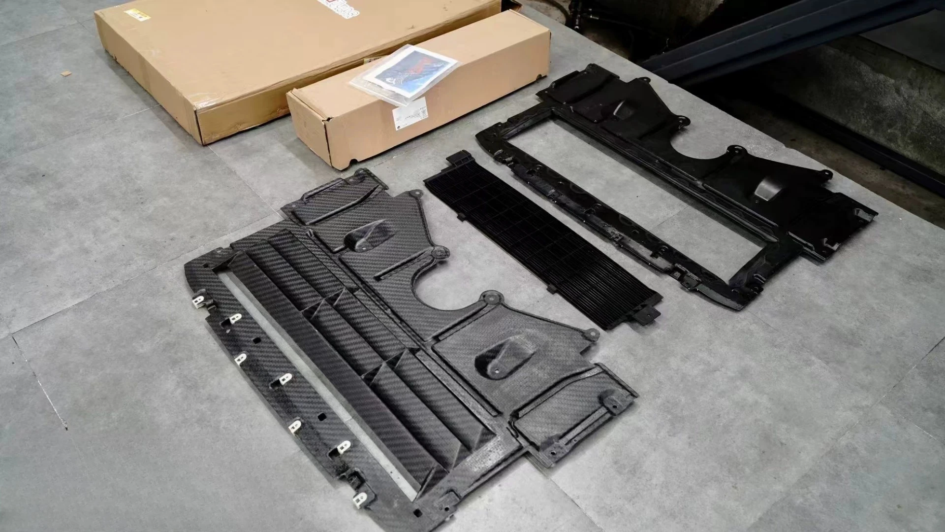 The modified carbon fiber lower guard is oil-cooled and suitable for BMW G80 G82 G87 M2 M3 M4