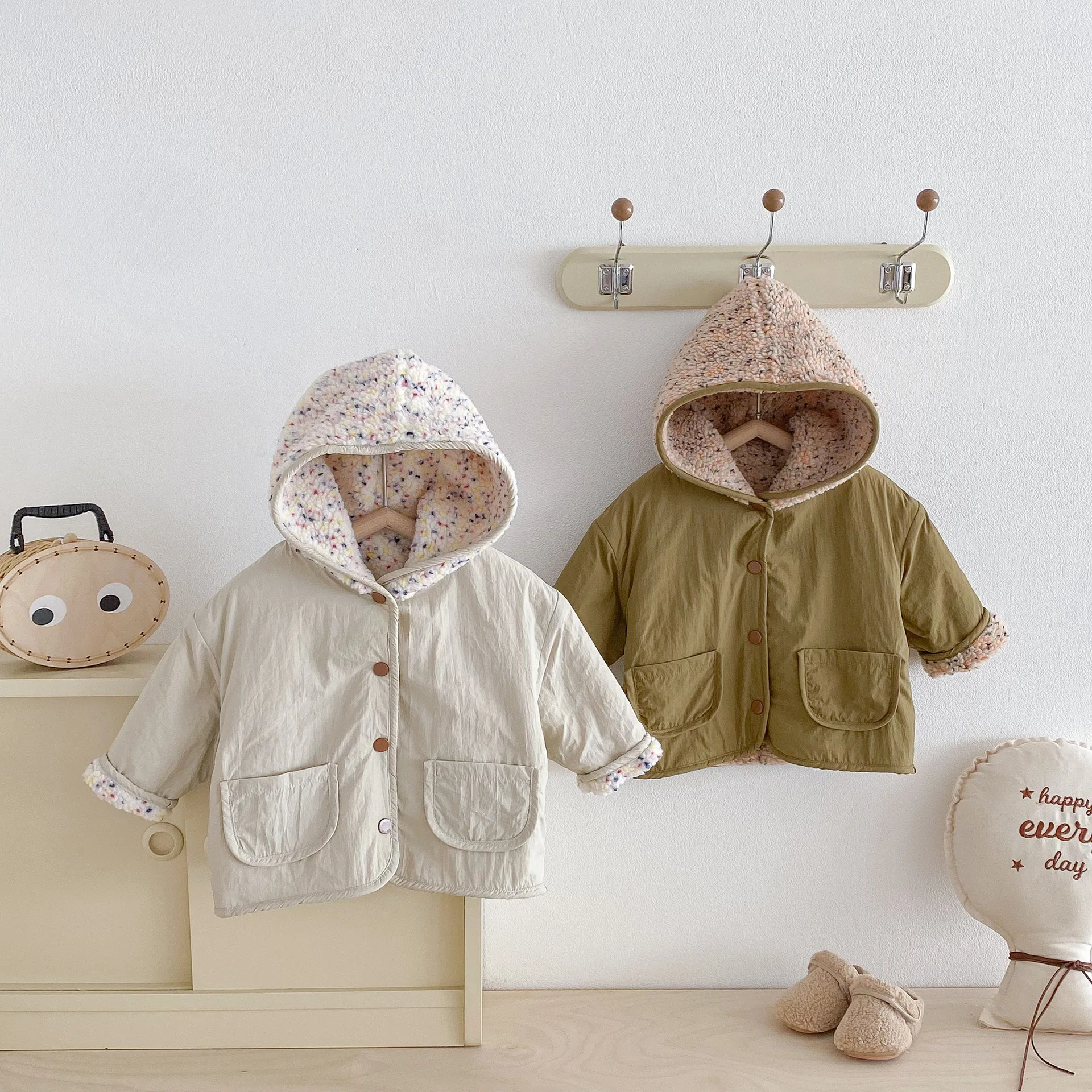 

Детское флисовое пальто с длинными рукавами, новинка зимы 2025, теплое пальто с капюшоном в цветные горошки для девочек, детская стеганая куртка, детская флисовая одежда