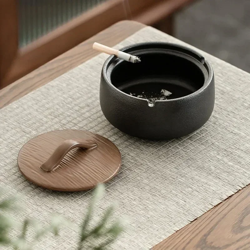 Simple Ceramic Ashtray with Lid Personality Trend Anti-fly Ash Ashtray Home Living Room Office Ash Storage Box Home Decoration