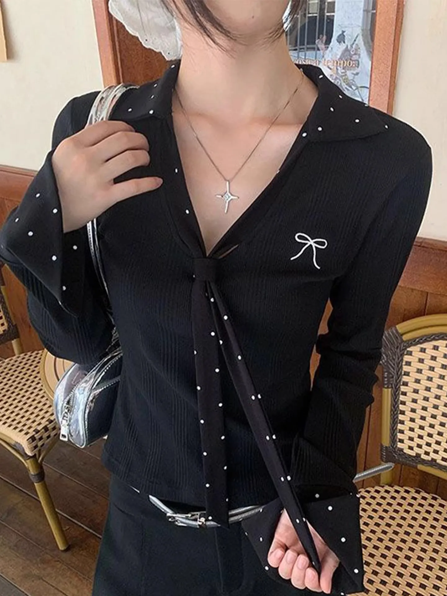 เสื้อยืดทรงเข้ารูป แขนยาว ลายจุด สำหรับผู้หญิง รุ่นใหม่ ฤดูใบไม้ร่วง ดีไซน์ต่อผ้า  ทรงทันสมัย คอวี  ความยาว  C...