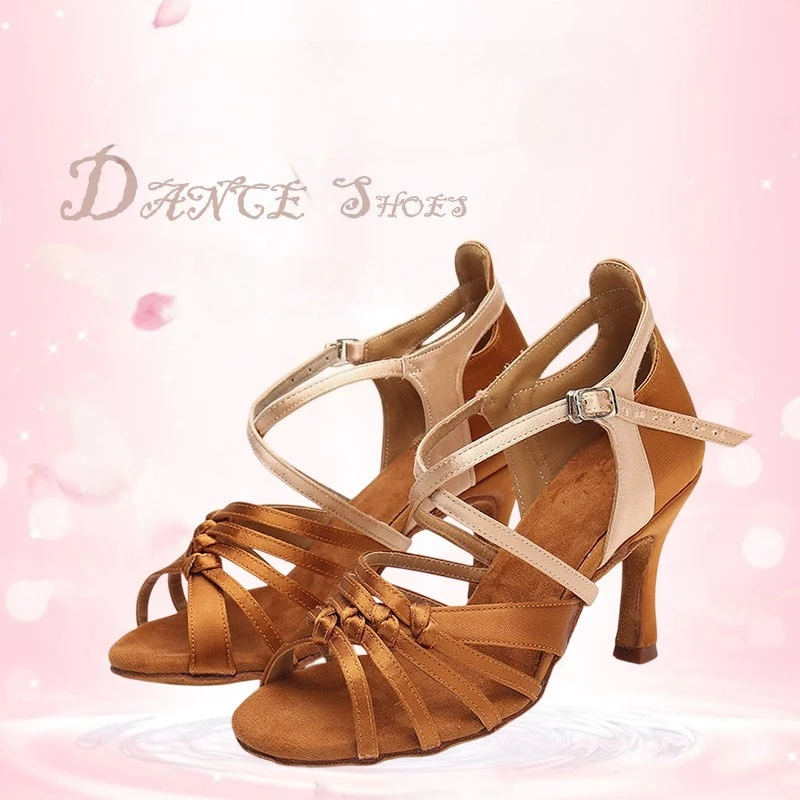 女性のラテンダンスシューズソフトソールサテンダンスシューズ 2025 サマーサンダルスクエアダンスシューズ