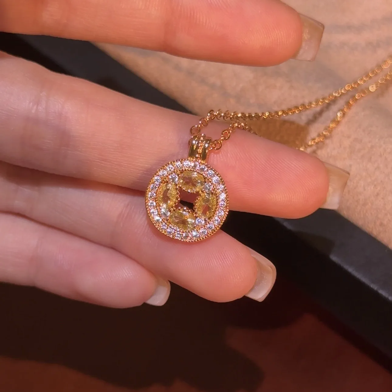 

Light luxury and high-end retro Chinese style yellow diamonds copper coin shaped pendant necklace fashion collar chain jewelry