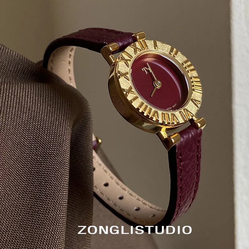 

Женские минималистичные и элегантные кожаные часы в стиле ретро с круглым циферблатом. Модные кварцевые наручные часы идеально подходят в качестве подарка для женщин.