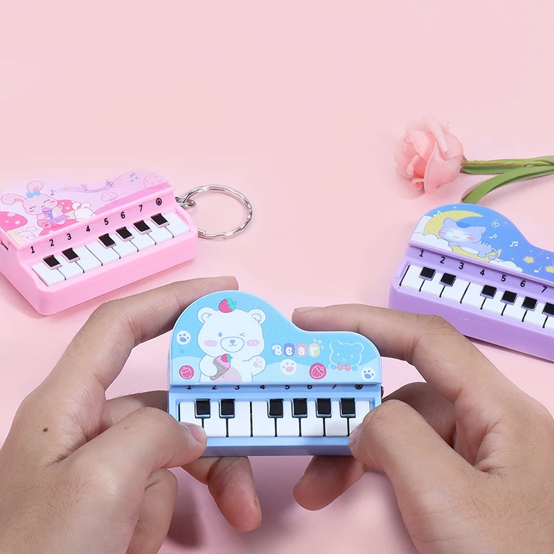 Criativo dos desenhos animados música piano eletrônico chaveiros engraçado brinquedos de som mini instrumento musical piano pingente chaveiro presente aniversário