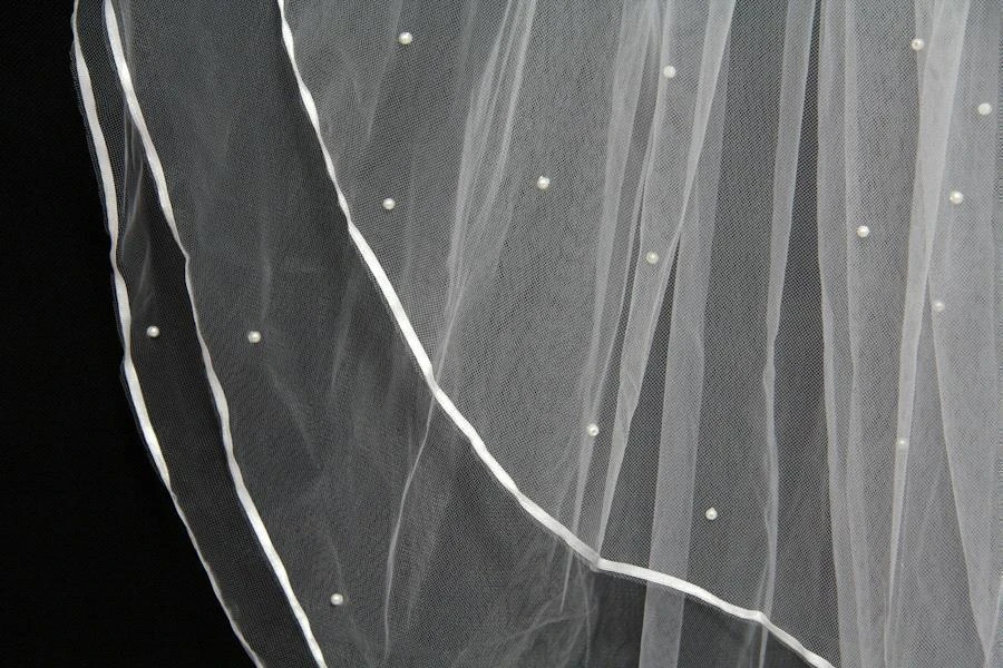 MisShow Short Bridal Veils Ivory Pearl Flower Ribbon Edge Shoulder Length Veil With Hair Comb Two/Three-layer Wedding Dress Veil