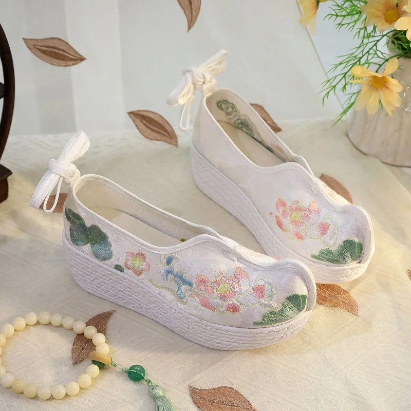 

2026 Women's White Lotus Embroidery Platform Cloth Shoes Oriental Style Casual Pumps Q-241