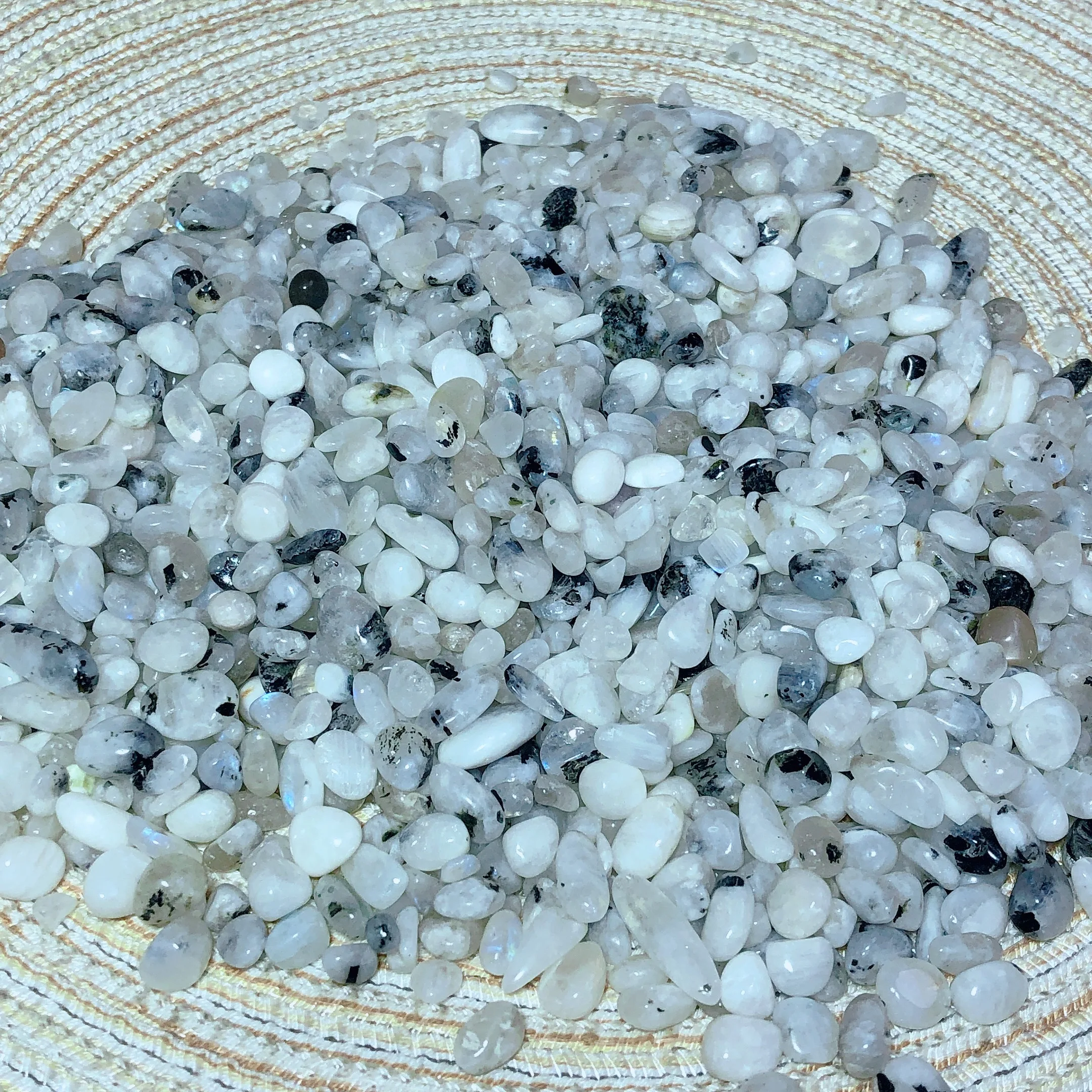 

Natural Crystals White Moonstone Chips Blue Flash High Quality Ornament Wholesale Healing Energy Mineral Ore