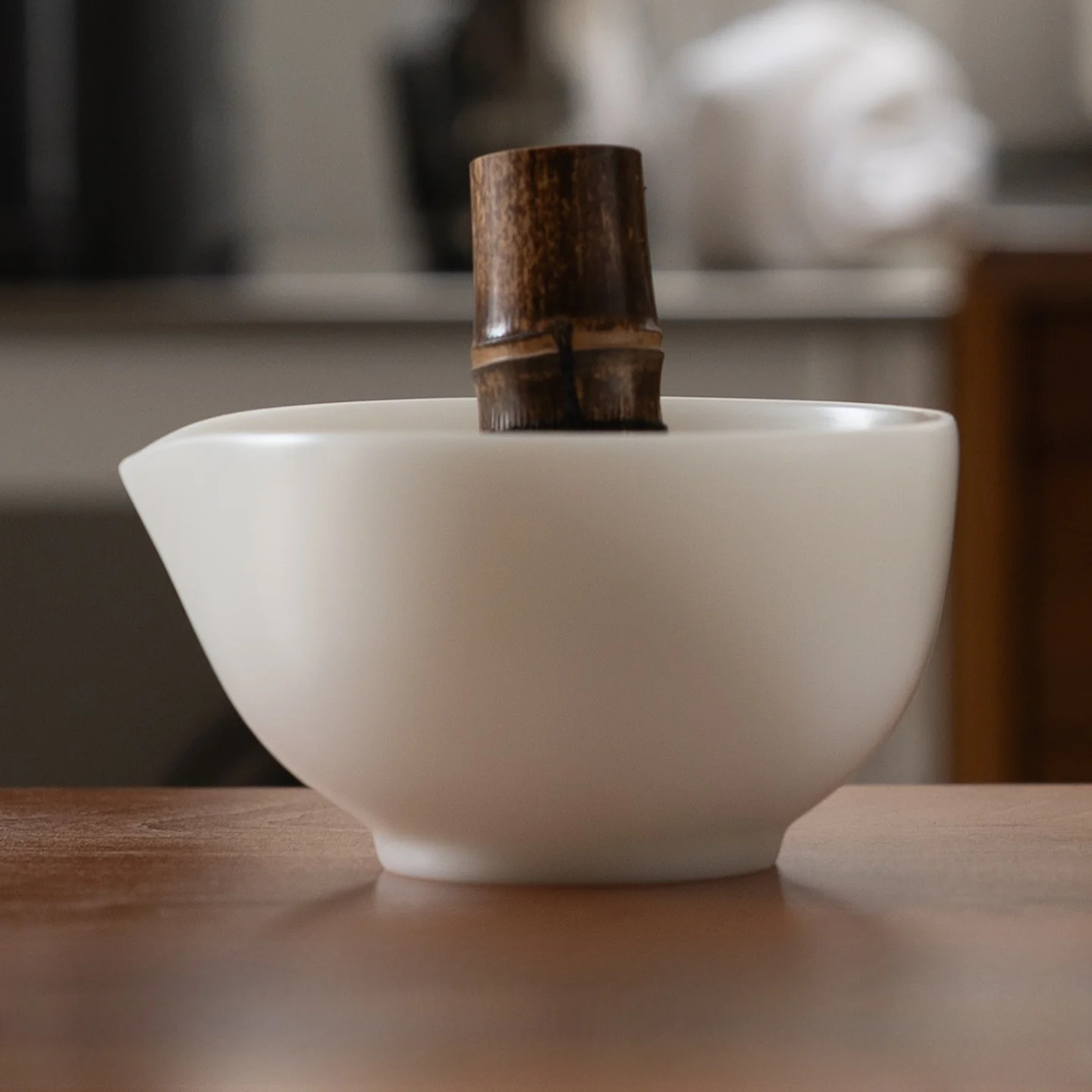 

Dehua Cerc een Tea Bowl with Spout Porcelain Tea Tool Japanese Sle Matcha Whisking Bowl Food ade Certified