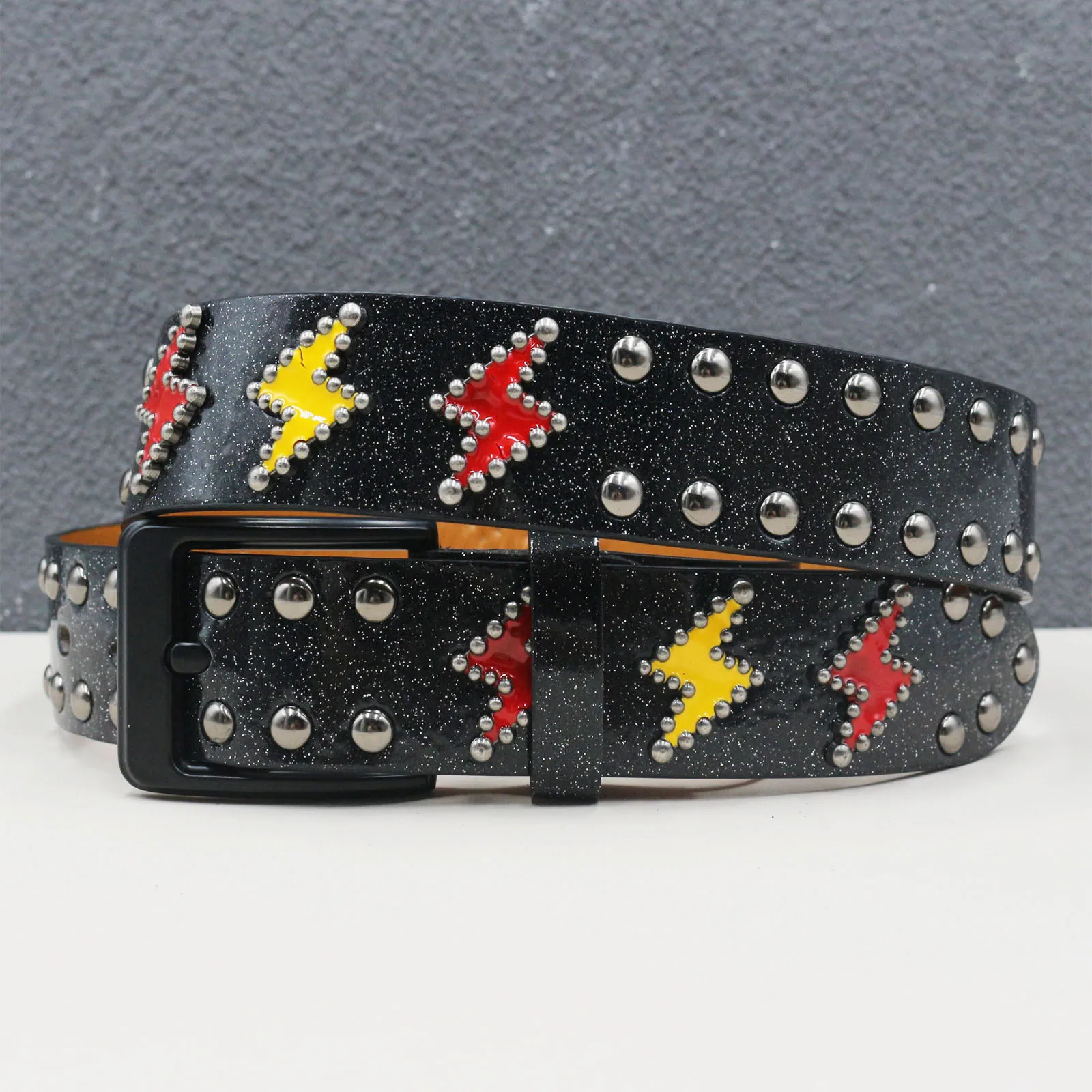 cinto-de-couro-branco-com-rebites-e-tachas-metalicas-estilo-gotico-harajuku-y2k-streetwear
