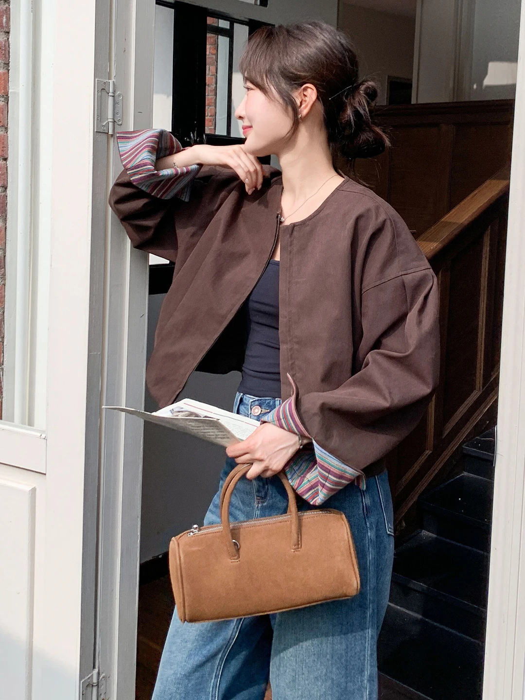 veste-pour-femme-a-col-rond-rayee-couleur-cafe-coupe-ajustee-fermeture-eclair-sans-capuche-collection-printemps-2026