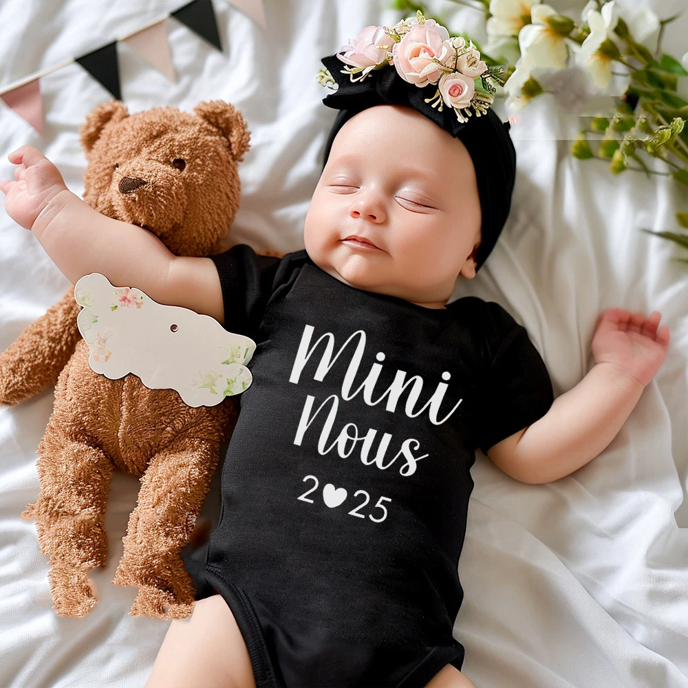 Mini Us 2025 Print Infant Boy Girl Romper Pregnancy Announcement Short Sleeve Infant Bodysuit Summer Newborn Clothes Birth Gift