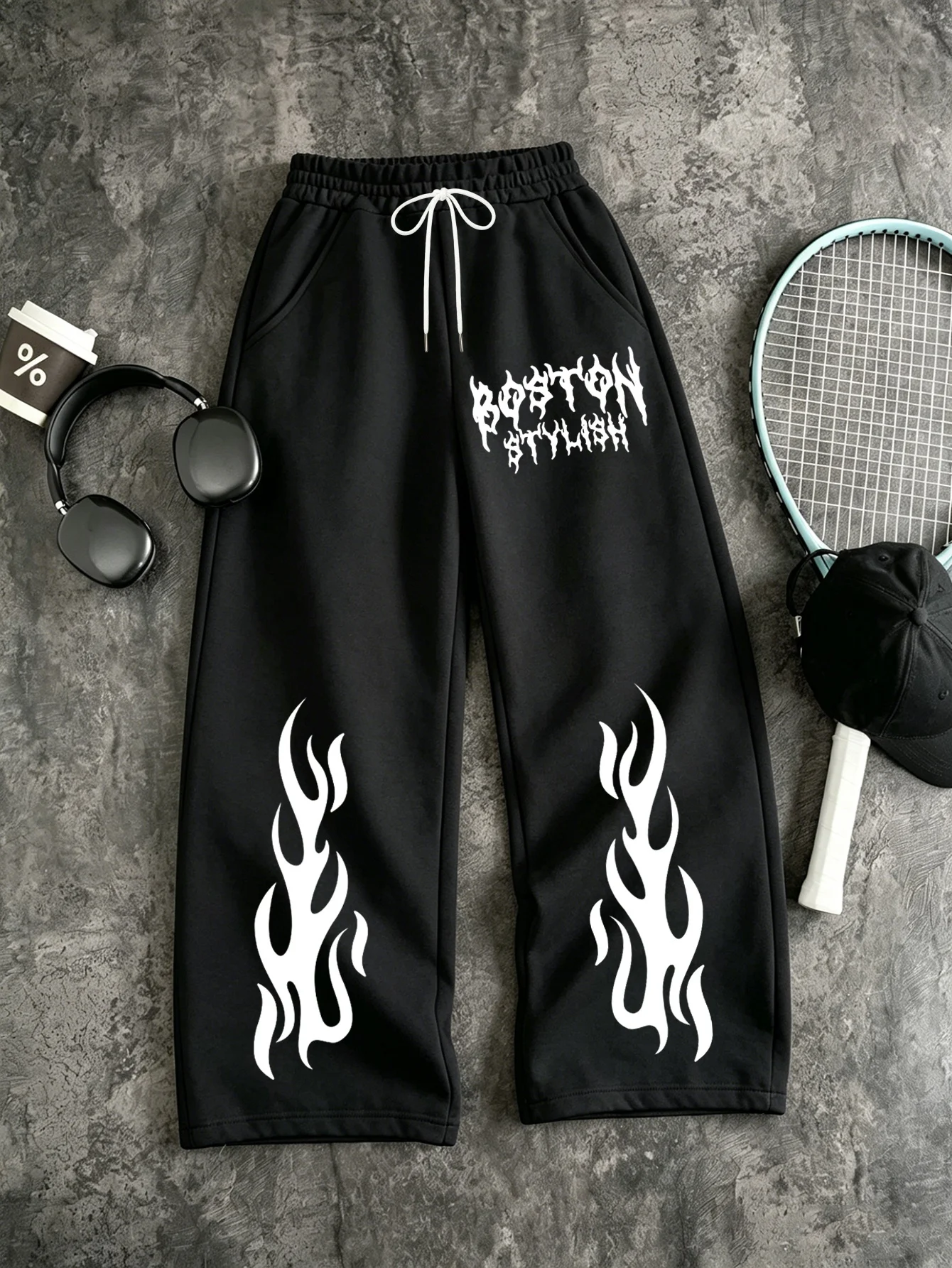 Schwarze, lockere Jogginghose mit weitem Bein für Herren, mit weißem Flammen- und gotischem Textmuster, elastischem Bund, für den täglichen Gebrauch, Streetwear, auch für Kinder. – Detail 9