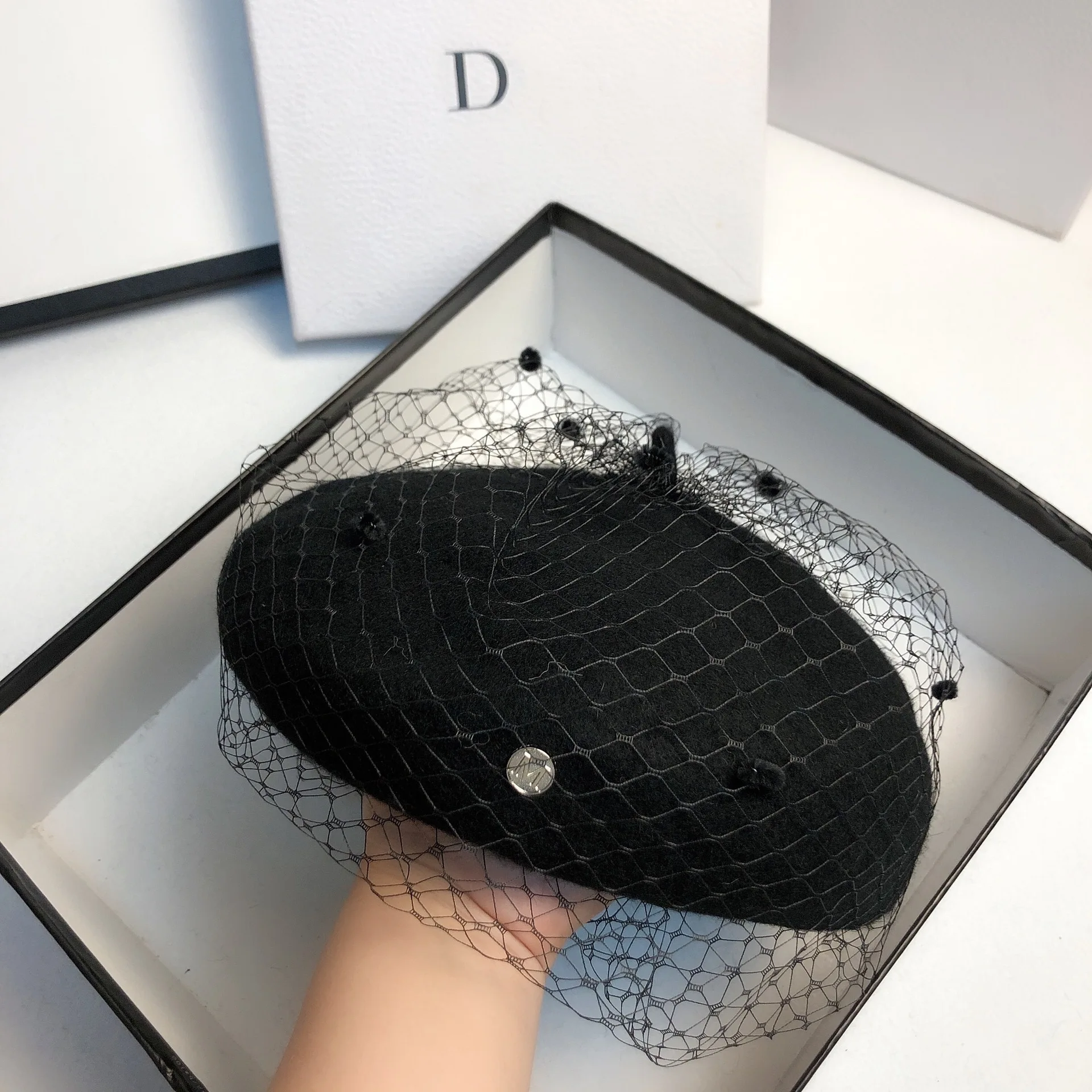Fascynujący siatkowy welon wełniany Beret jesienno-zimowa ciepła czapka typu beanie Vintage filc Casual czapki malarskie kobiece francuskie berety czapki