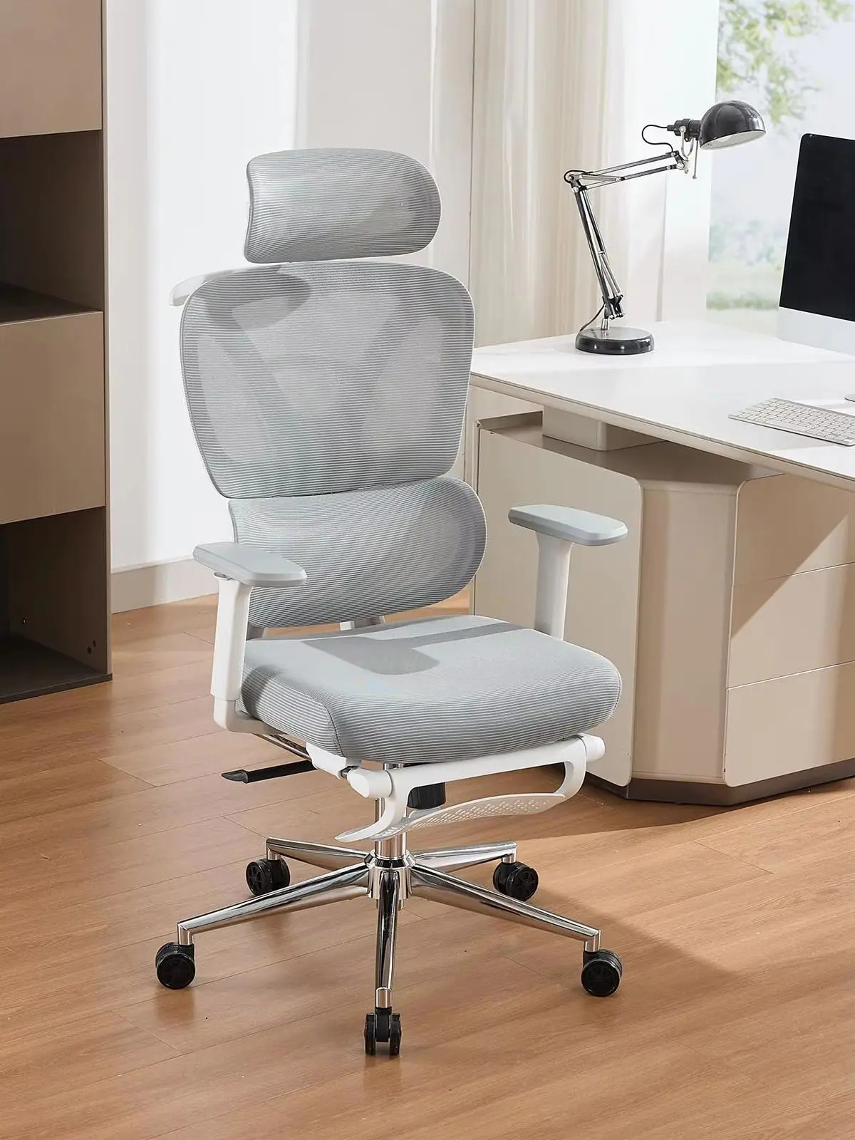 Ergonomischer Bürostuhl mit hoher Rückenlehne und Netzbezug – Fußstütze, verstellbare 3D-Armlehnen & Kopfstütze, dynamische Lendenwirbelstütze – Neigbarer Chefsessel für Home-Office & Gaming