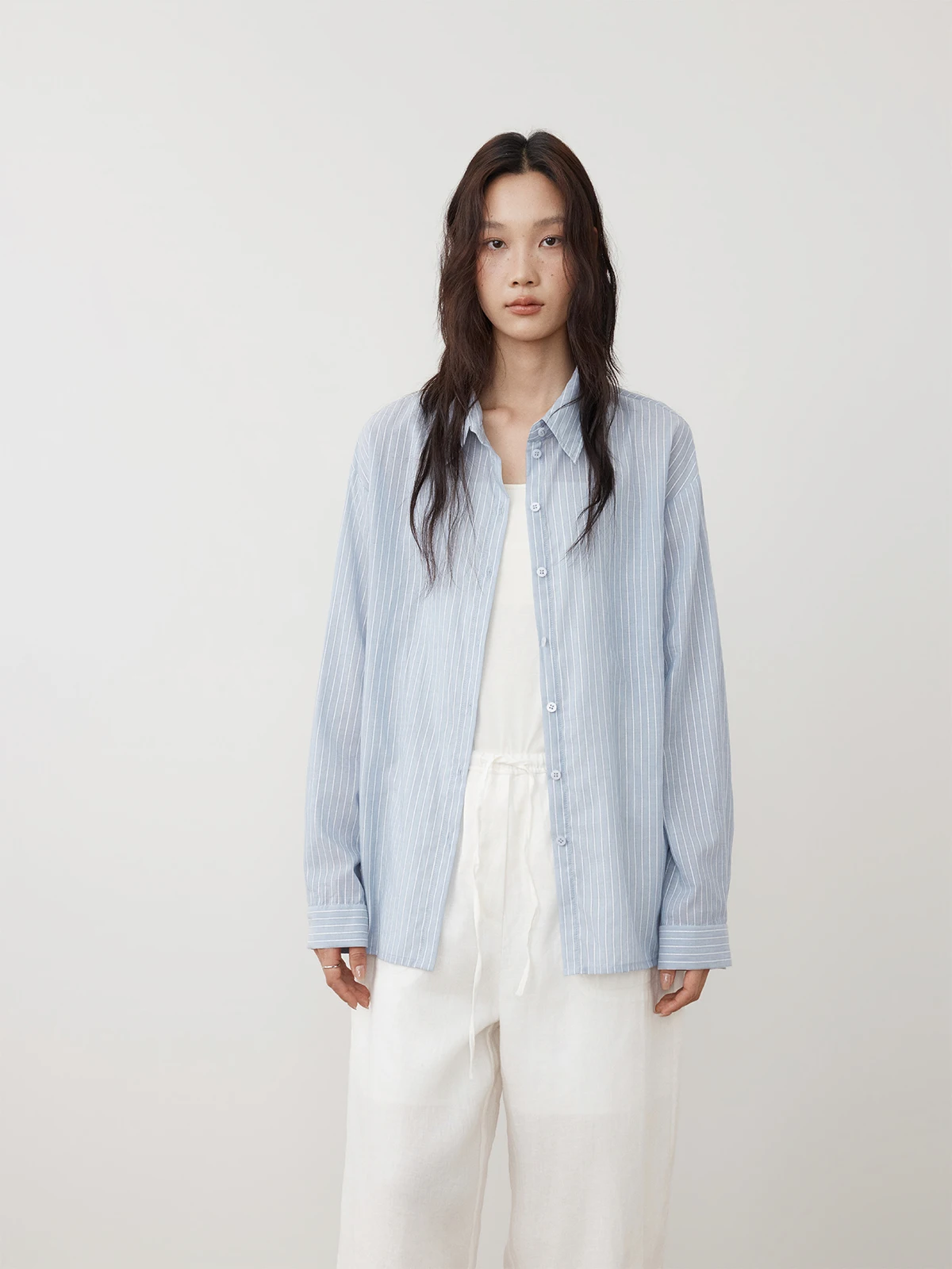 

Синяя полосатая свободная повседневная рубашка с вертикальными полосками, базовая модель для весны и лета, дышащая, с длинным рукавом, женская модная одежда