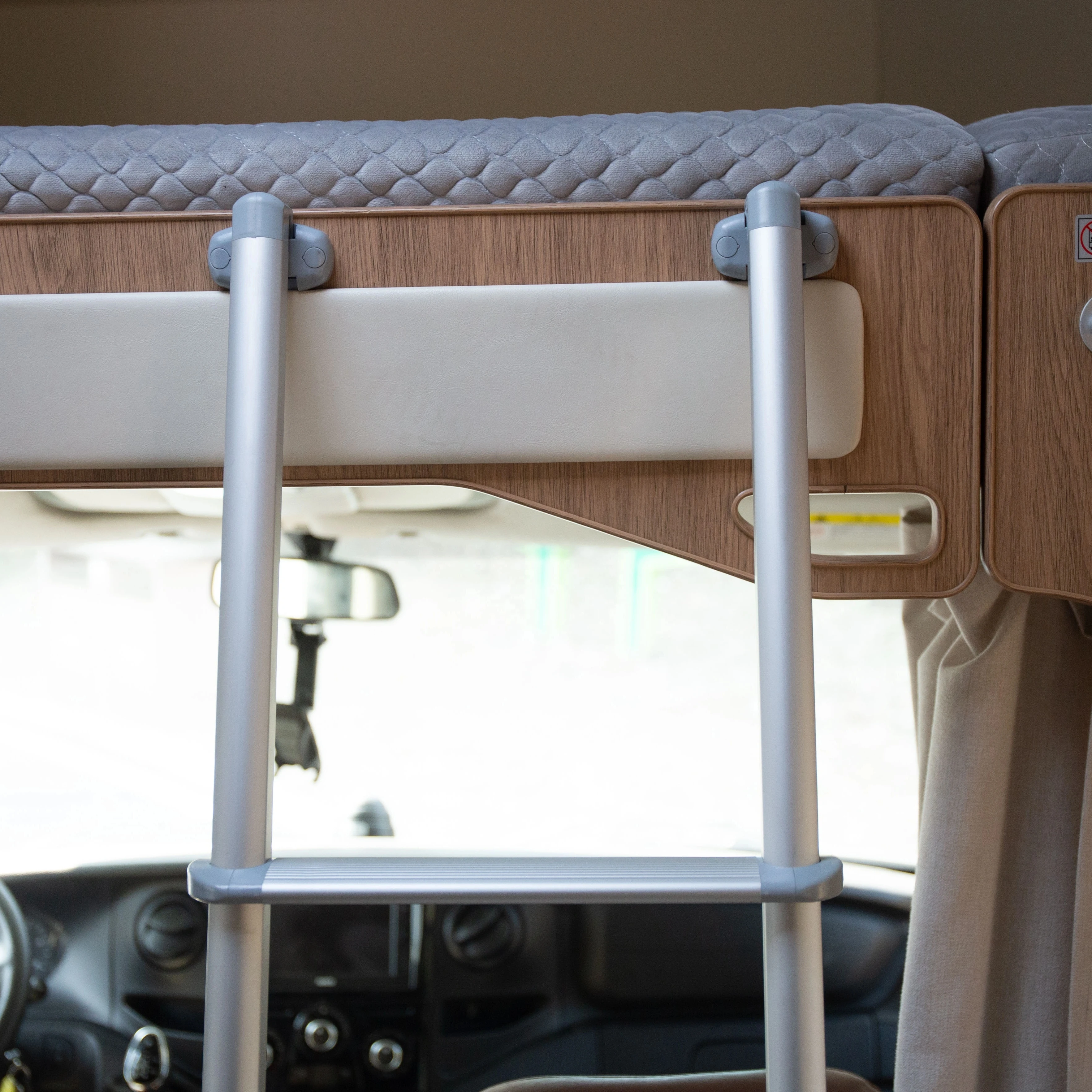 

Лестница для внутреннего использования в автодомах, караванах и прицепах