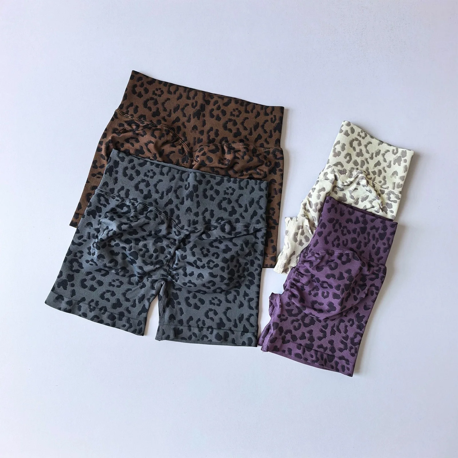 Leopardmuster, pfirsichfarbene, figurformende Yoga-Shorts mit hoher Taille und Bauchkontrolle für Damen, schnelltrocknende Laufshorts für den Außenbereich – Detail 4